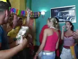 Geile mollige huisvrouw speelt met een dildo gratis lange sexfilm