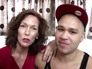Geef me Pink partnerruilsexfilms Trisha schuift haar slipje opzij om een ​​poesje te geven